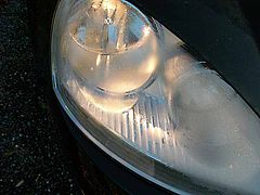 Dieses Bild zeigt den beschlagenen Scheinwerfer eines Autos